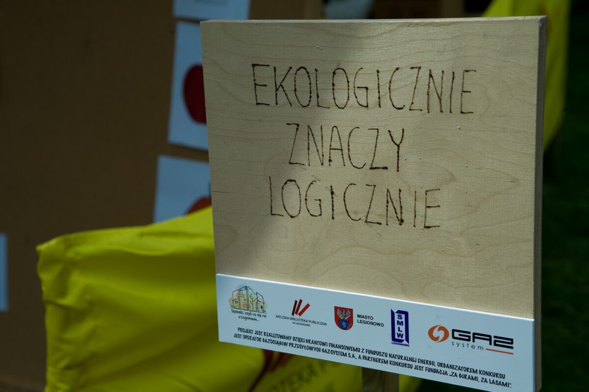 Zdjęcie przedstawia tabliczkę z napisaem "ekologicznie znaczy logicznie"
