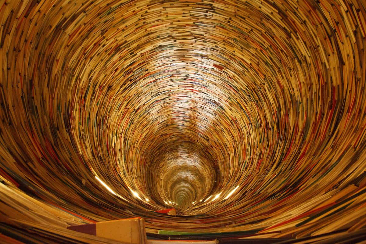 Tunel wykonany z książek