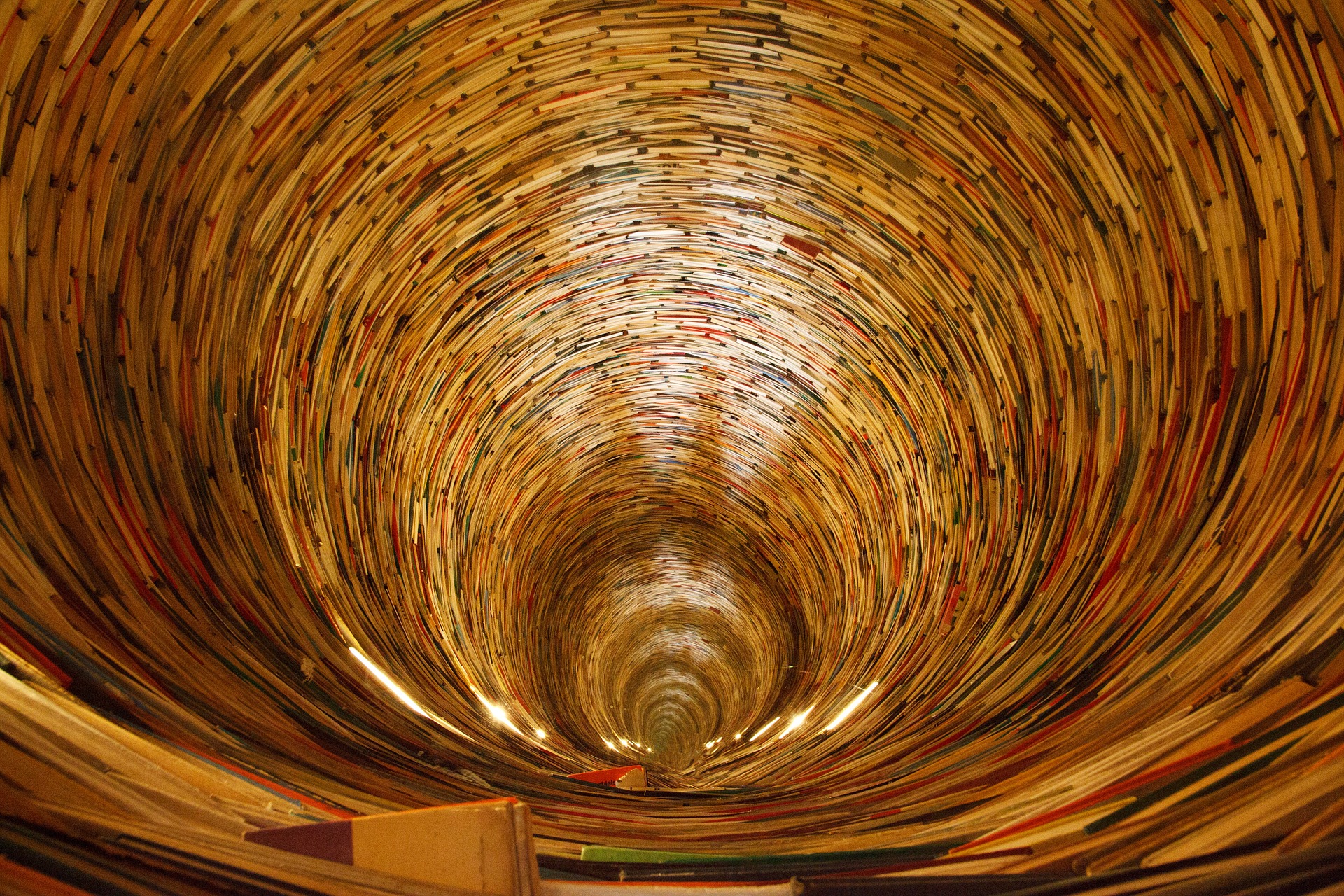 Tunel wykonany z książek
