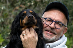 Zdjęcie Wojciecha Tochmana z psem
